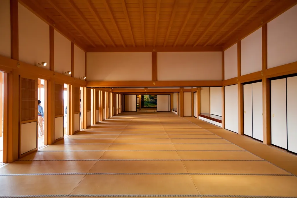 障子と板張りが奥まで続く、長い畳の廊下
