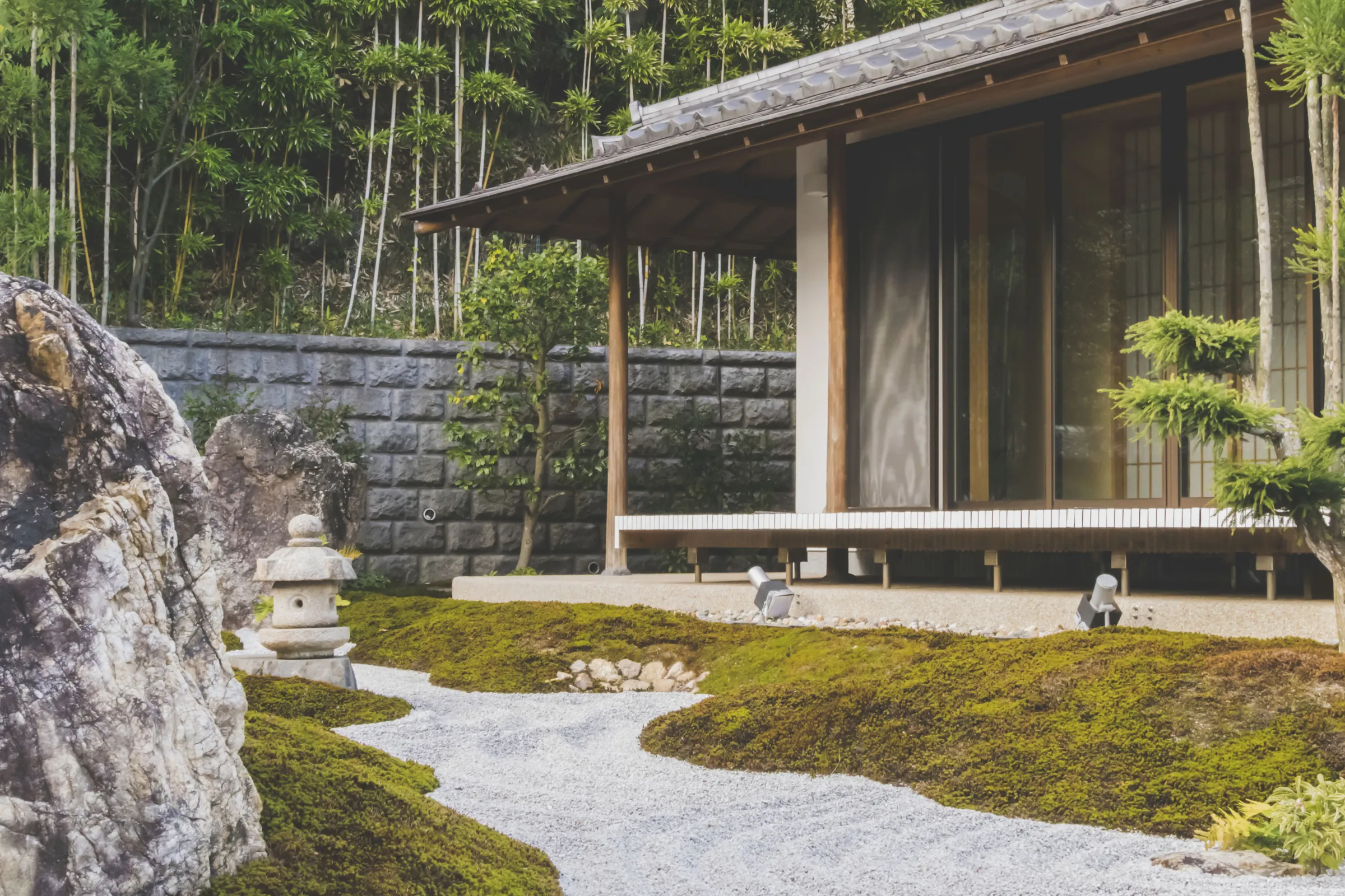 苔と白砂の庭に面した、深い軒のある木造の平屋